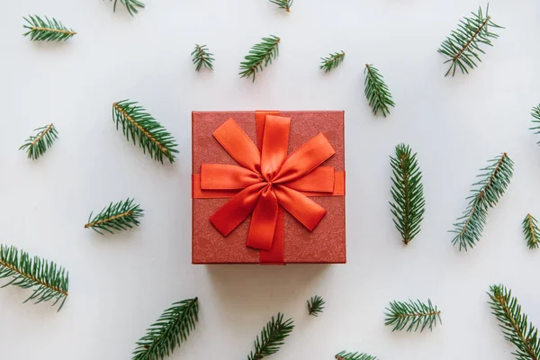 Cadeau van de Kerstmis of Nieuwjaar in een rood vak. — Stockfoto