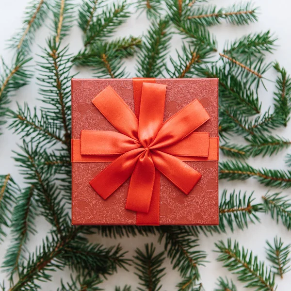 Cadeau van de Kerstmis of Nieuwjaar in een rood vak. — Stockfoto