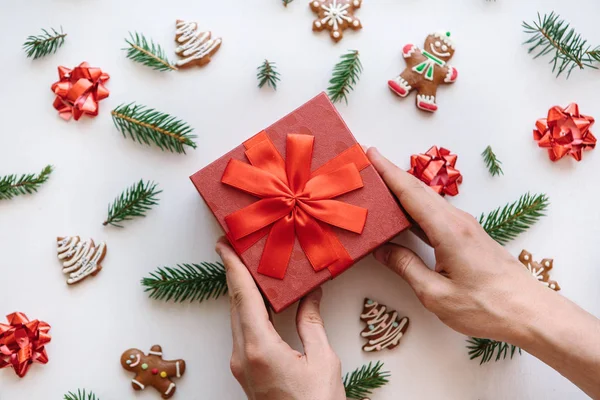 Een man houdt een geschenk voor kerst of Nieuwjaar. — Stockfoto