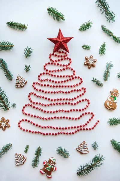 Un albero di Natale fatto di perline e una stella sopra. Concetto celebrativo . — Foto Stock
