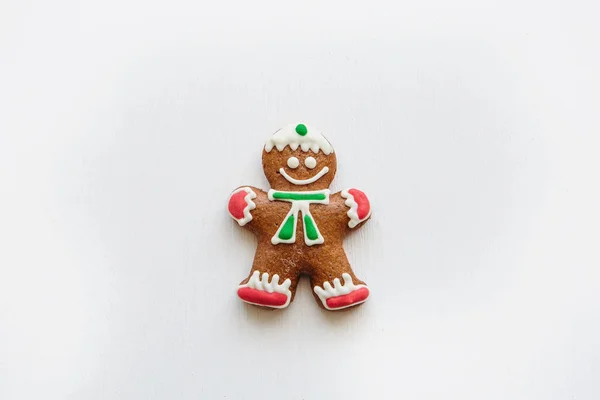 Biscoitos de gengibre de Natal tradicionais na forma de gengibre homenzinho em um fundo branco — Fotografia de Stock