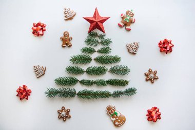 Bir Noel ağacı çam dalları ve üst bir yıldız. Yakınlarda gingerbread çerezleri yalan.