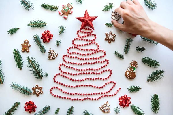 L'uomo fa il suo albero di Natale o Capodanno creativo . — Foto Stock