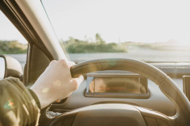 Sürücü veya gezgin veya turistik bir araba.