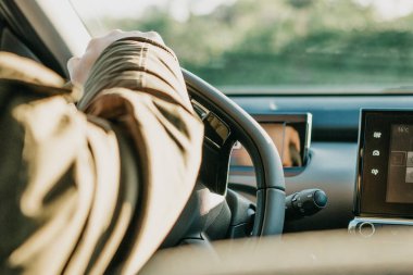 Sürücü veya gezgin veya turistik bir araba.