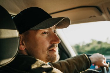 Sürücü veya turist arabadaki gülümsüyor