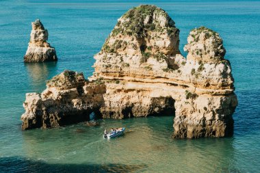 Portekiz kıyısında kapalı Atlantik Okyanusu boyunca deniz tekne yelken.