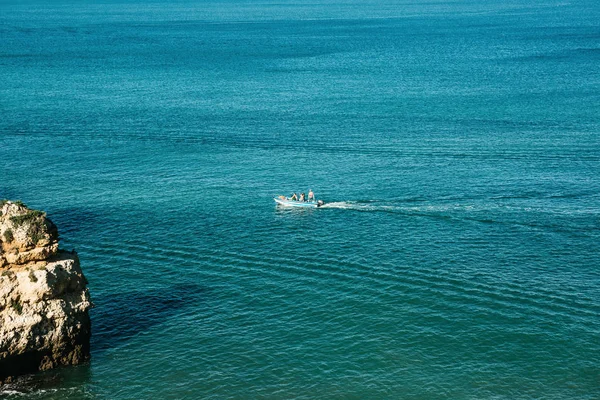 Un barco de mar navega a lo largo del Océano Atlántico frente a la costa de Portugal . —  Fotos de Stock