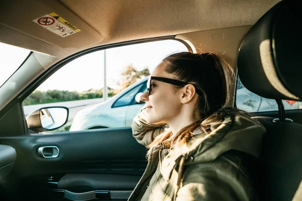 Retrato de una joven pasajera dentro del coche . — Foto de Stock