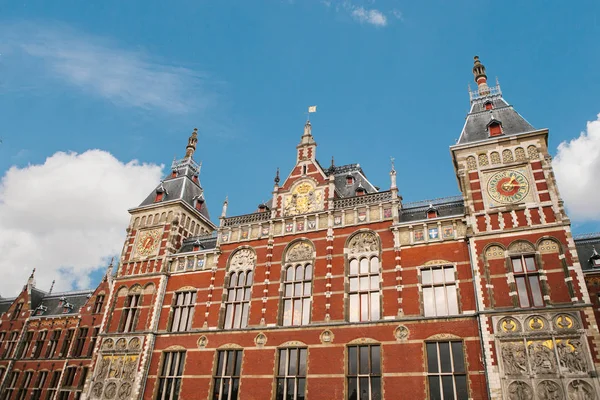 Centralstationen i Ammsterdam i Nederländerna — Stockfoto