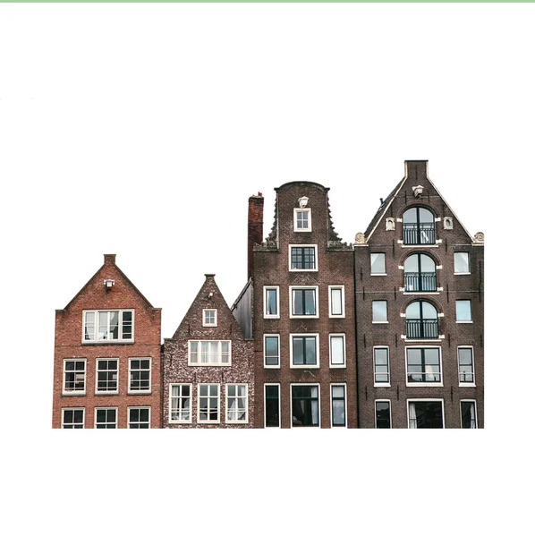Tradycyjne domy w Amsterdamie z rzędu na białym tle. — Zdjęcie stockowe