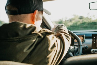 Sürücü veya gezgin veya turistik bir araba.