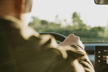 Sürücü veya gezgin veya turistik bir araba.