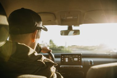 Sürücü veya gezgin veya turistik bir araba.