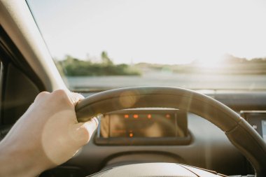 Sürücü veya gezgin veya turistik bir araba.