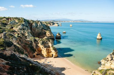 Atlantik Okyanusu güzel manzaralarını. İnsanlar sahilde güneşlenmek.