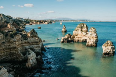 Atlantik Okyanusu ve kayalar güzel manzaralarını.