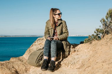 Genç güzel kız ya da turistik bir tablet kullanır.