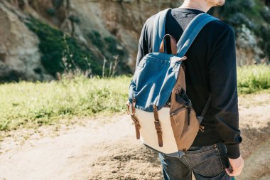 Bir turist bir sırt çantası veya seyahat ile.