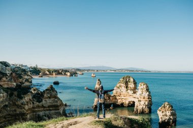 Turist veya gezgin Atlantik kıyısında bir sırt çantası ile.