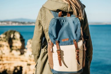 Bir turist kız ya da bir seyahat bir sırt çantası ile.