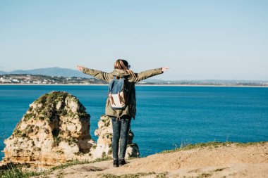 Turist veya gezgin Atlantik kıyısında bir sırt çantası ile.