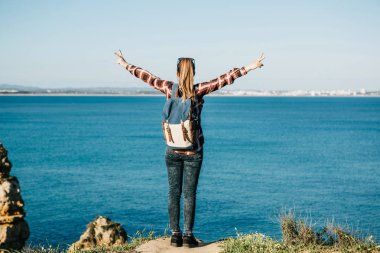 Turist veya gezgin Atlantik kıyısında bir sırt çantası ile.