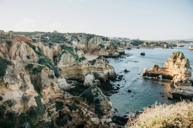 Atlantik Okyanusu ve kayalar güzel manzaralarını.