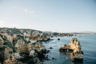 Atlantik Okyanusu ve kayalar güzel manzaralarını.