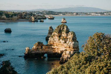 Atlantik Okyanusu ve kayalar güzel manzaralarını.