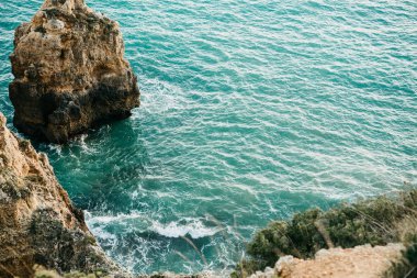 Atlantik Okyanusu ve kayalar güzel manzaralarını.