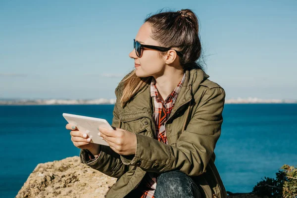 Una joven hermosa chica o turista utiliza una tableta . — Foto de Stock