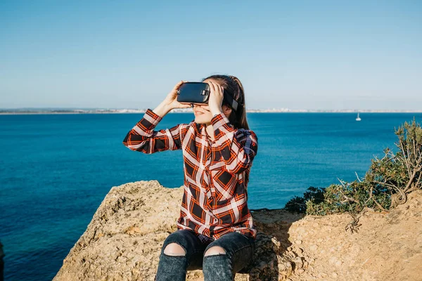 Het meisje in glazen van een virtual reality. — Stockfoto