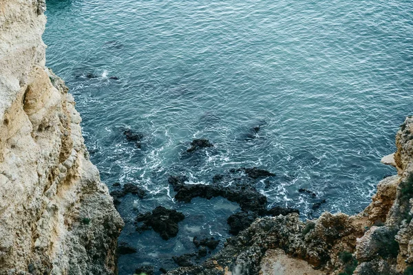 Prachtig uitzicht op de Atlantische Oceaan en de rotsen. — Stockfoto