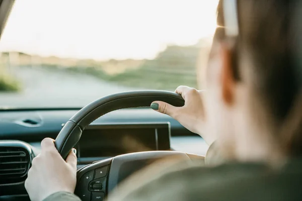 Turista o conductora femenina dentro del coche . — Foto de Stock