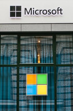 Berlin, Almanya 15 Şubat 2018: bilgisayar anlamına gelir ve kişisel bilgisayarlar için Windows sistem veya çokuluslu şirketin yazılım üretiminde Microsoft Corporation veya Bayan işletim Oda