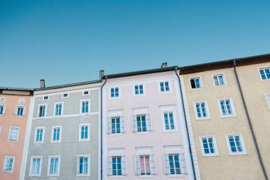 Çok penceresi olan çok renkli evleri.