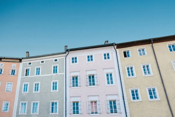 Casas multicolores con muchas ventanas . — Foto de Stock