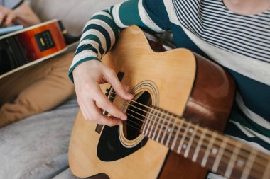 Gitar çalmayı öğrenme. Müzik eğitimi.