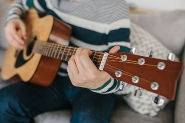 Gitar çalmayı öğrenme. Müzik eğitimi ve ders dışı dersleri