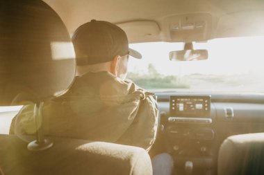 Sürücü veya gezgin veya turistik bir araba.