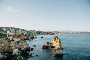 Atlantik Okyanusu ve kayalar güzel manzaralarını.