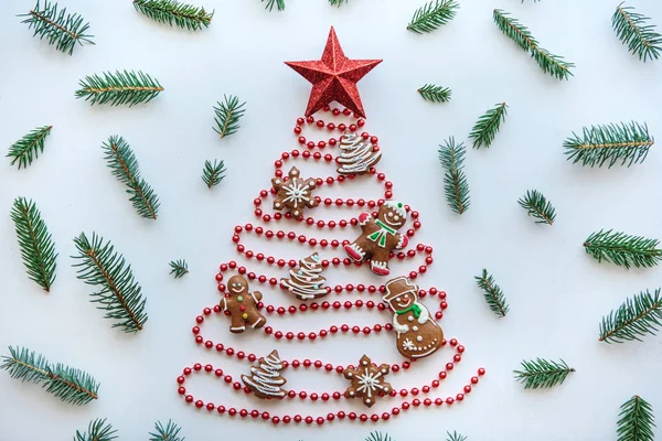 Un albero di Natale fatto di perline decorate con pan di zenzero tradizionale e una stella in cima . — Foto Stock