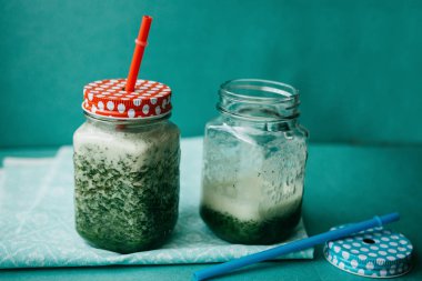 Vejetaryen yeşil karışımı sebze ve meyve kokteyli salatalık ve yeşil maydanoz ve dereotu