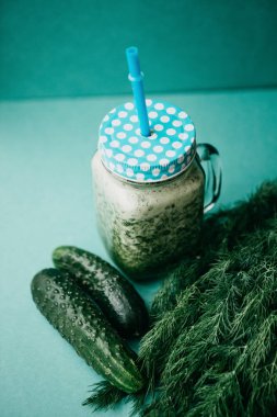 Vejetaryen yeşil karışımı sebze ve meyve kokteyli salatalık ve yeşil maydanoz ve dereotu