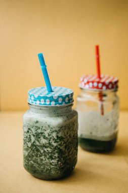 Vejetaryen yeşil karışımı sebze ve meyve kokteyli salatalık ve yeşil maydanoz ve dereotu