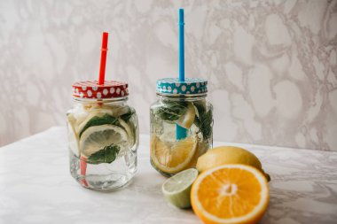 Ev yapımı narenciye limonata veya meyve suyu veya bir kavanoza mojito. Narenciye içki.