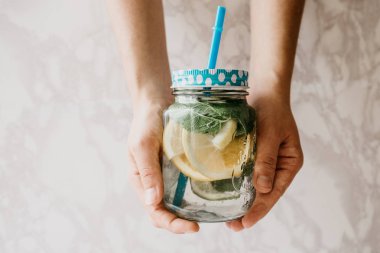 Ev yapımı narenciye limonata veya meyve suyu veya bir kavanoza mojito. Narenciye içki.