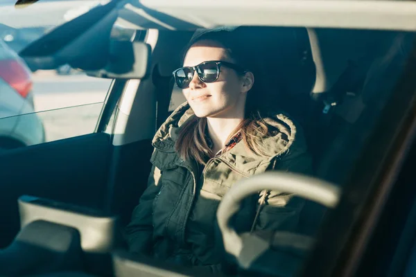 Retrato de una joven pasajera dentro del coche . — Foto de Stock