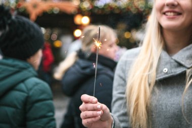 Kız bir Bengal ateşi elinde tutuyor.